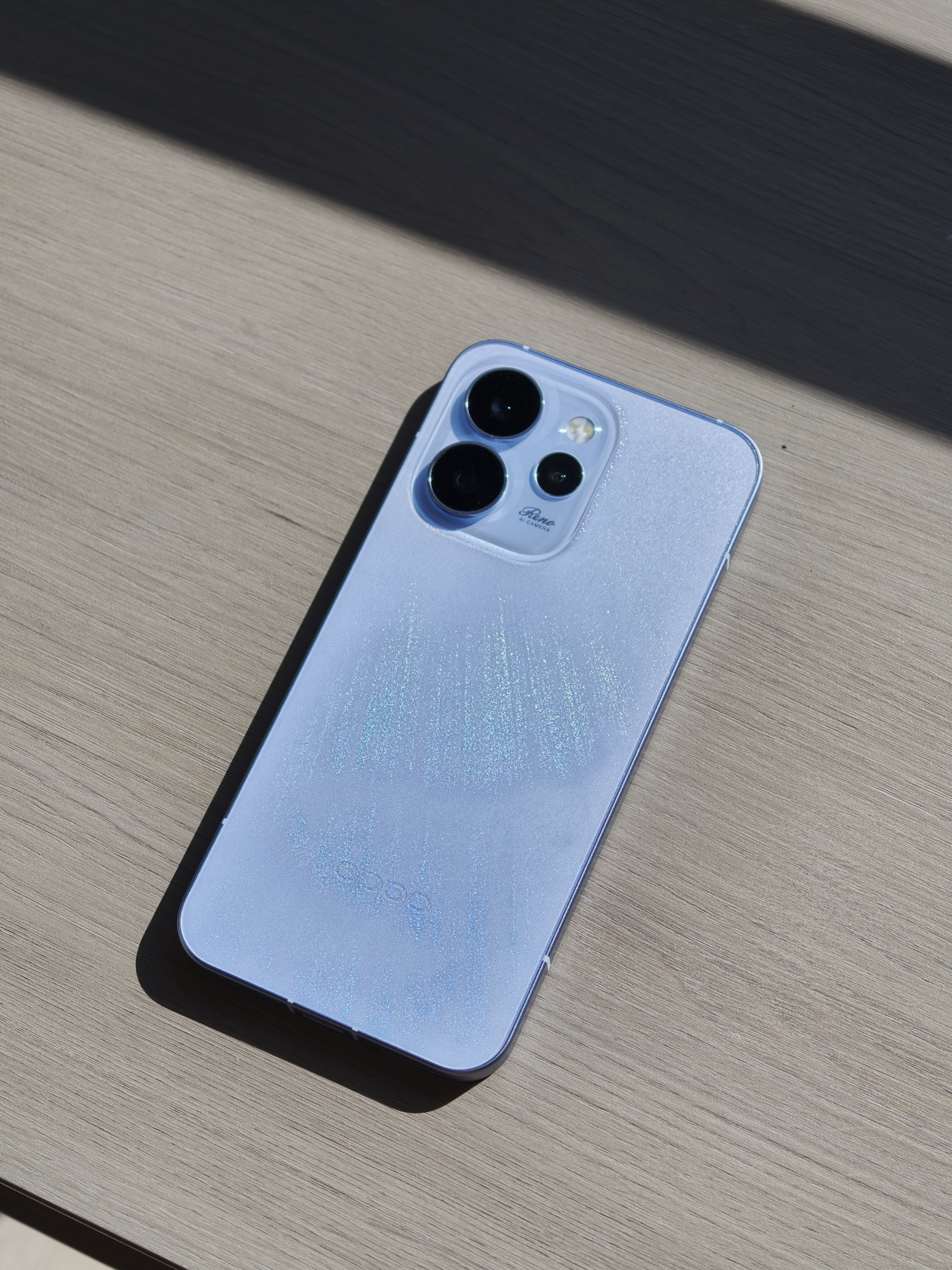 这一代Reno15，放在阳光下不同角度能呈现不同的纹理和质感