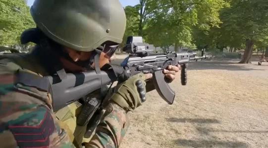 Shakti-2025演习中配备IRDE-BEL全息瞄准镜的印度制造IR