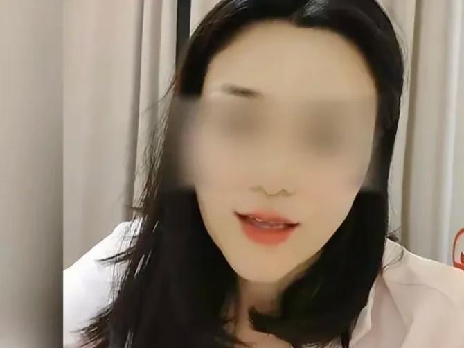 安徽，大夏天的，邻居家空调外机对着她家卧室窗户直吹热风，屋里热得跟炕房似的，晚上