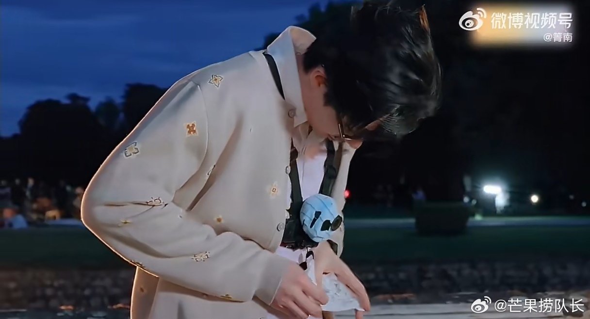 宋茜夸刘宇宁好精明谁被这段综艺互动逗乐，刘宇宁游戏中将纸条分开放置，巧妙小技巧让