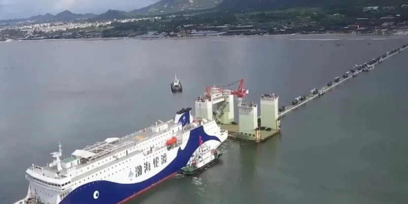 总吨位22万吨，一次可以投送3个整建重型合成旅，8艘滚装船突然抵达台岛对岸。