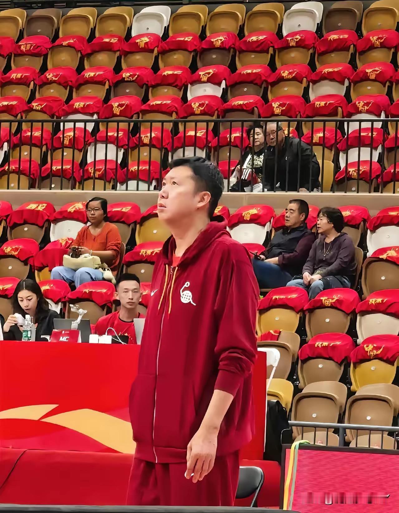 王治郅执教张子宇，是篮协的又一个笑话。张子宇身高2米26，体重300多斤。行动