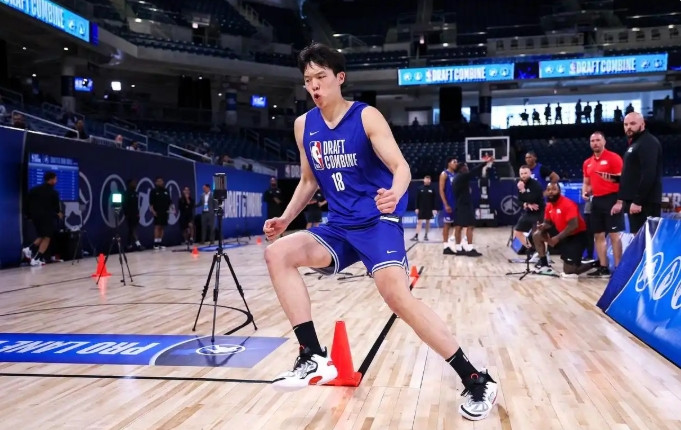 yanic首站被杨瀚森打爆，年龄又大，都22岁多了，尺寸也比不上杨，espn为什