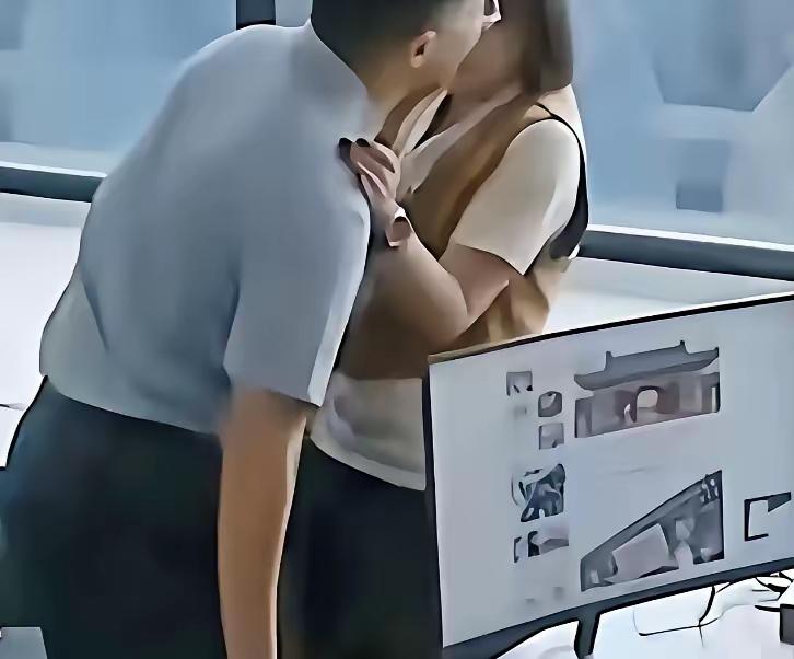 “还嫌不够丢人？”北京，一男子和一女同事去库房核对物资，男子趁女同事不备，跑上前