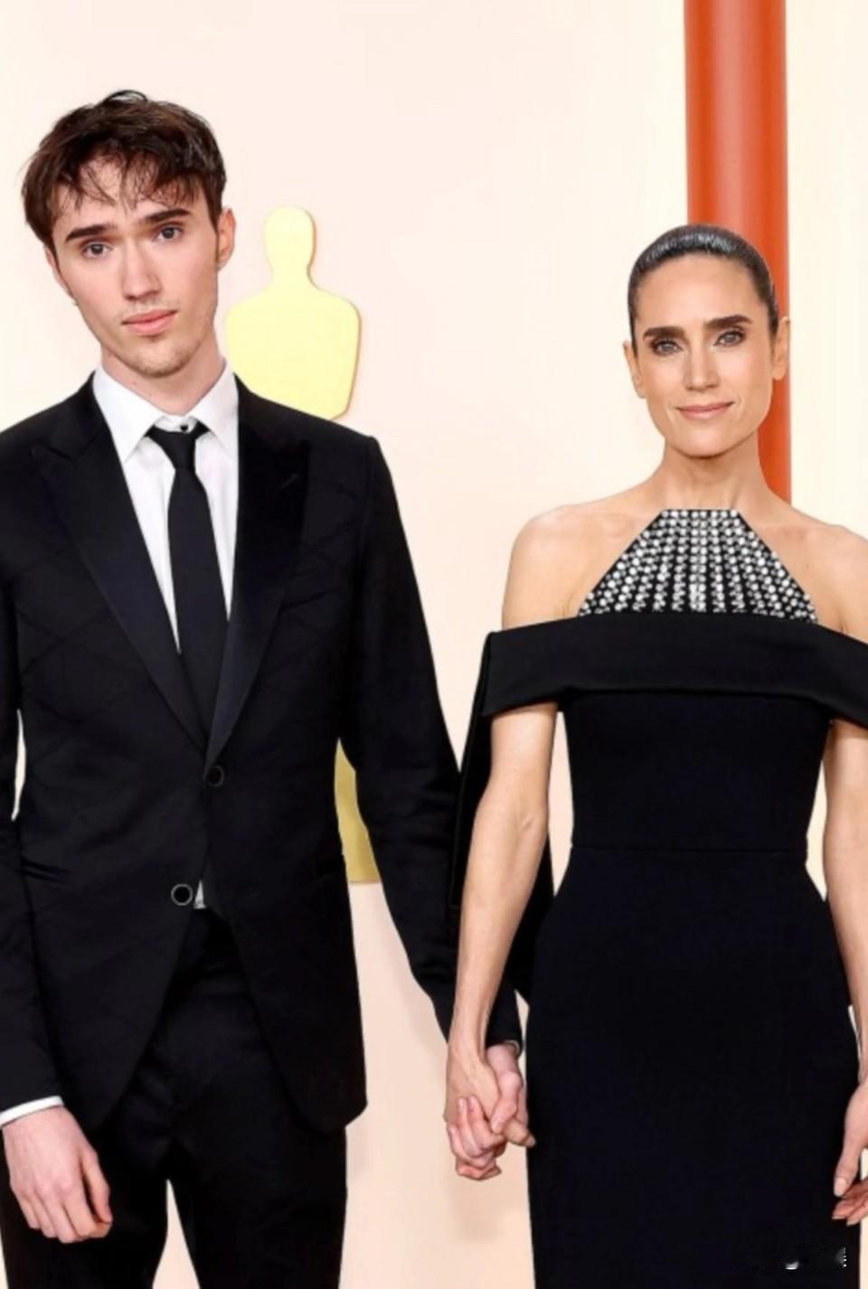 这是女神的…儿子JenniferConnelly可是出了名的大美女，儿子似乎