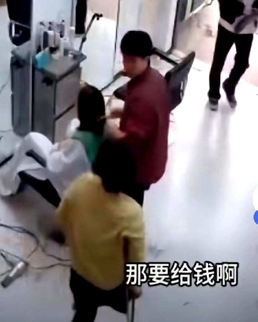 湖北襄阳一家理发店里，发生了挺让人纠结的一幕。一个拄拐杖的残疾女子进店洗头，店
