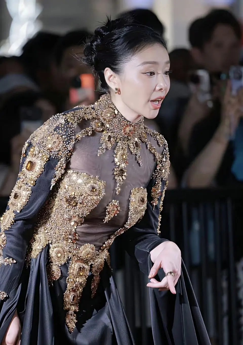 这个衣服怎么能丑成这样。。