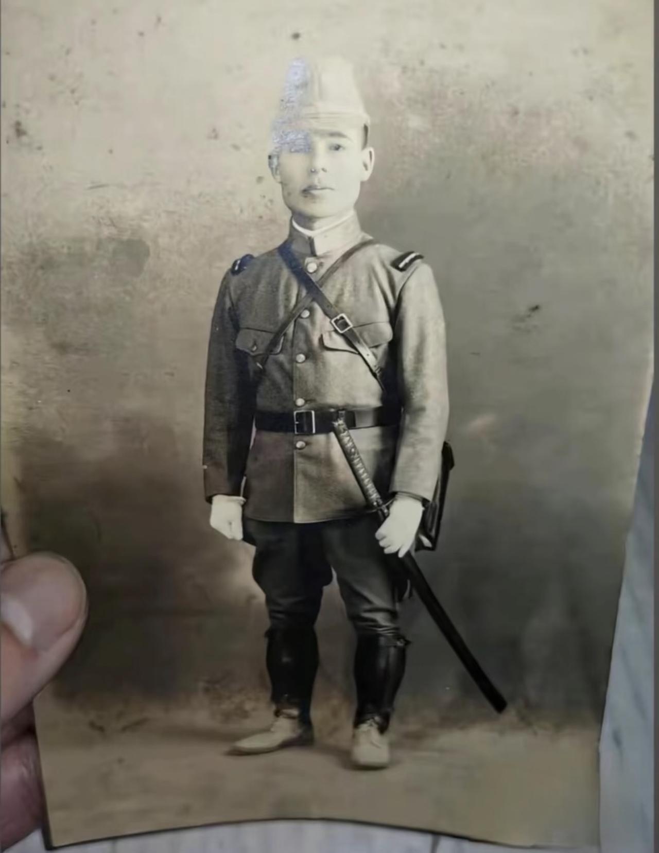 很多人以为侵华日军的正装士兵肖像照，全都是在日本本土拍摄完成。实际上，有很大一部