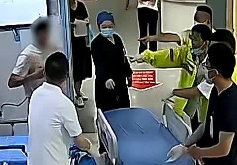 浙江一49岁男子被五步蛇咬伤后，一脚将其踩死，随后淡定的拎着蛇前往医院就医，当医