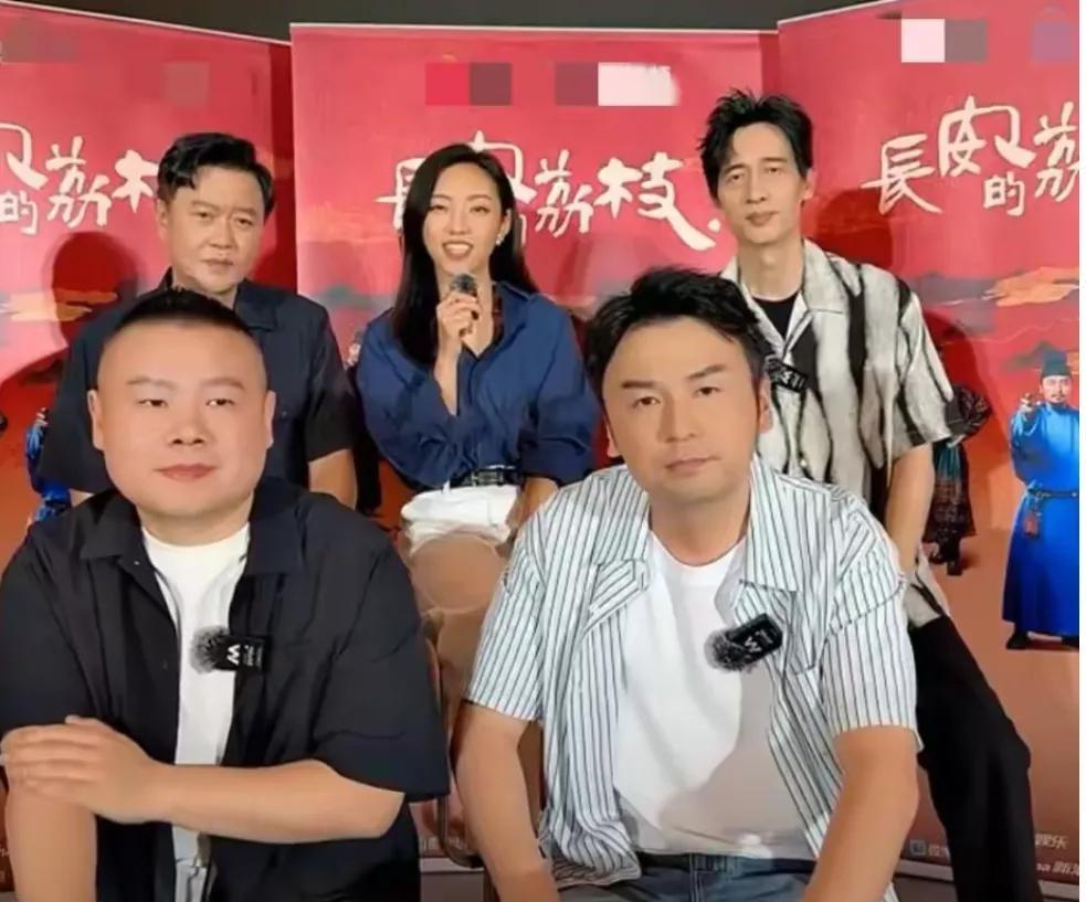 其实细心的人早已发现，那尔那茜的结局在这张照片中初见端倪《长安的荔枝》宣传时