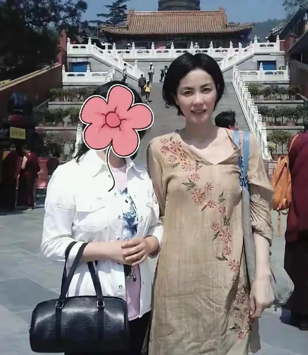王菲现身福建寺院，穿棉麻刺绣连衣裙优雅得体韵味十足！镜头下的王菲留着短发造型，