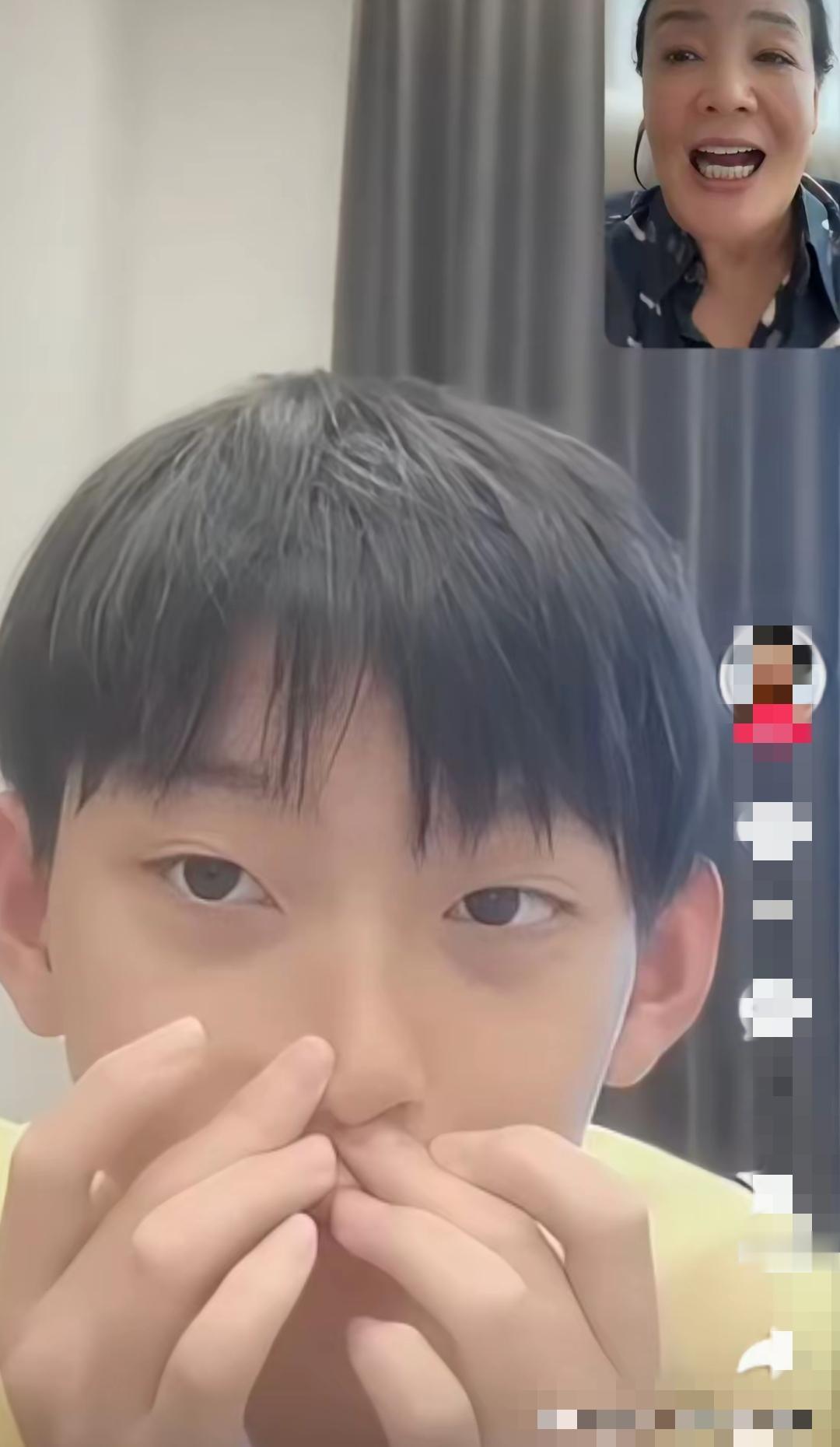 小霖霖感觉一下子长大了不少，从小小孩变成了懵懂少年，从照片中可以看到霖霖眼神坚定