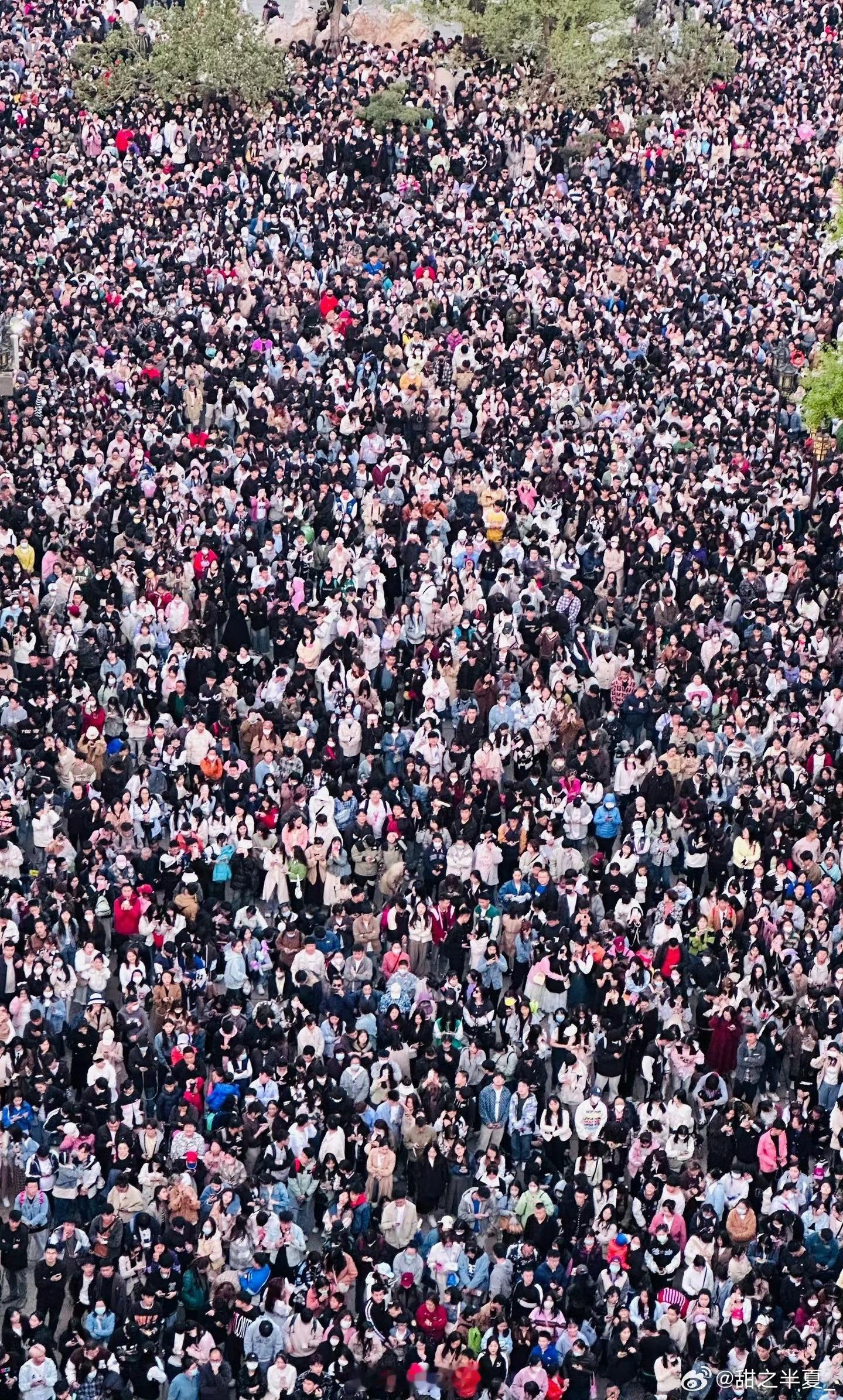 五一假期是捅人窝了吧今年五一，你在哪里看人头？[捂脸哭]人人人人人人景点人人人人