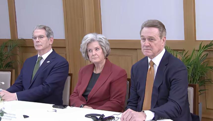 你看中间那位女士的表情，一副不服气又无可奈何的样子，当时就觉得这人连最起码的尊重