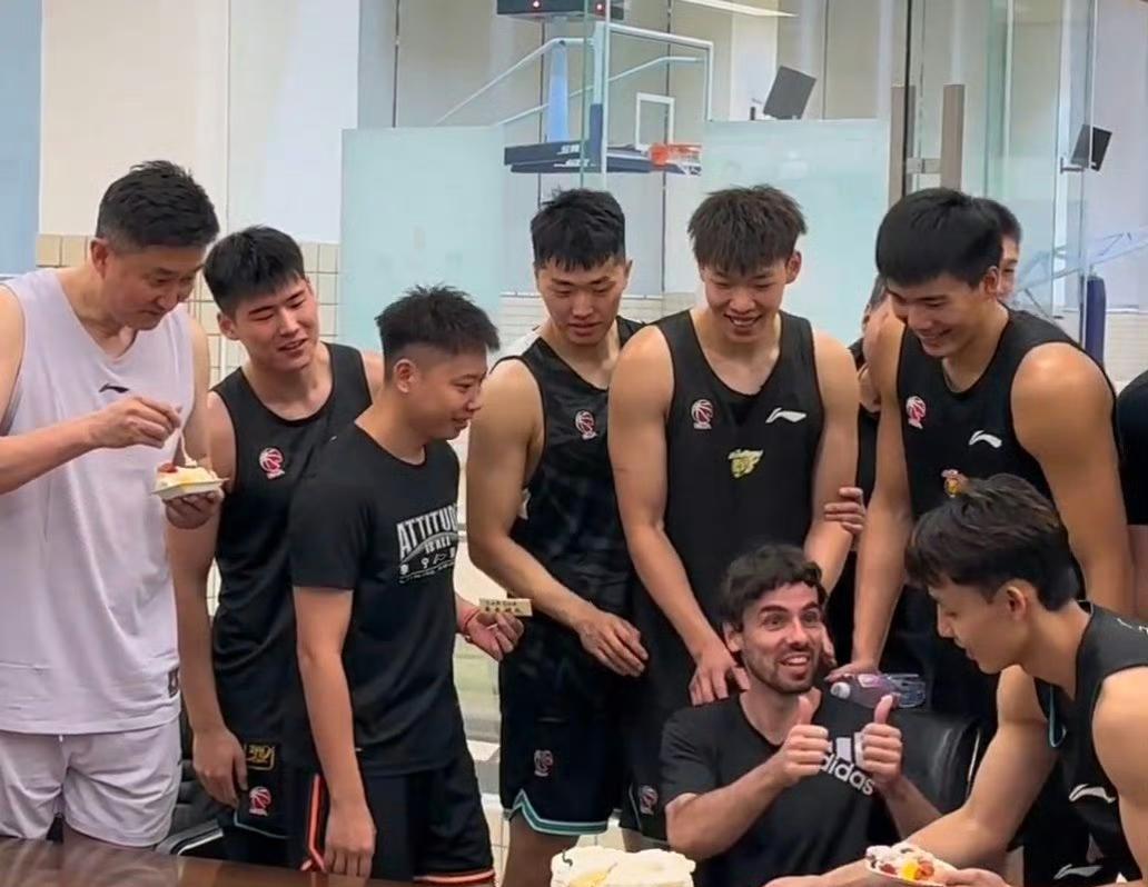 看广东宏远男篮外援助教拉多维奇是如何被队员整“惨”的！广东宏远男篮新任外援助教