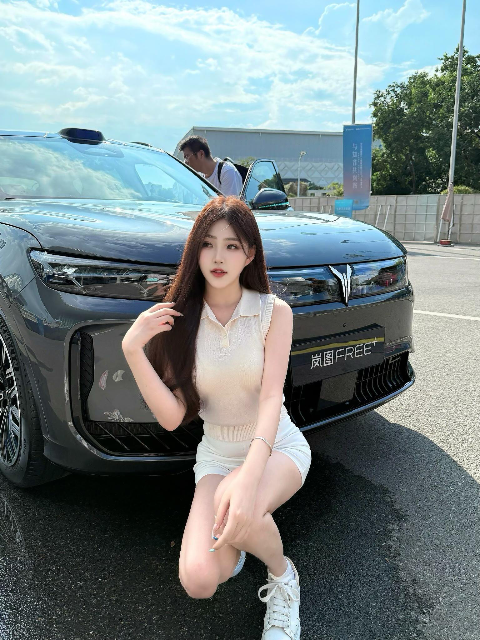 岚图汽车蛮有意思的，太懂大家的心思了，所以用户之夜过半就率先发布了岚图FREE+