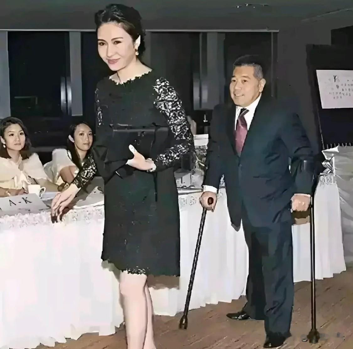 黎姿会后悔吗？第一次感受到如此直观的视觉冲击。​2007年，她弟弟发生车祸，她