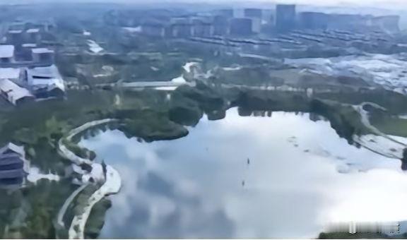 9年前，中国投入了5100亿，建设了一个面积相当于三个纽约市的新城，那就是雄安。