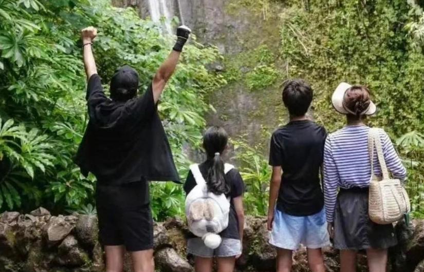 邓超“翻车”孙俪无奈，一家四口出游上山，没想到最靠谱的是儿子等等！邓超这爹