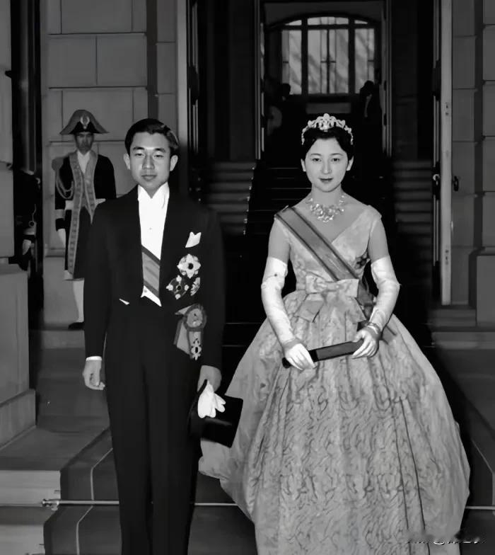 网球赛以后，明仁不断的通过电话和书信，对美智子发起追求，甚至在宫内厅举办的文化节
