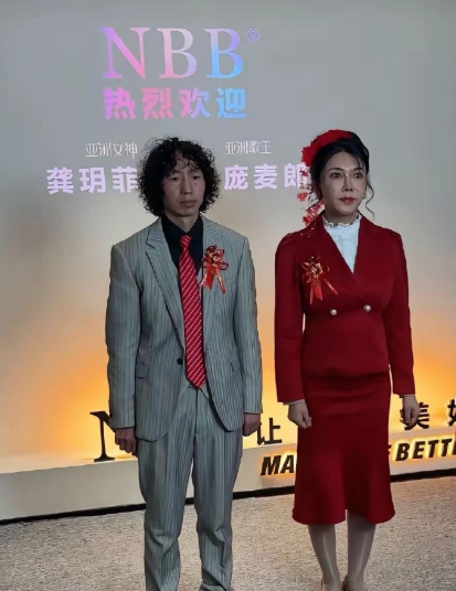 庞麦郎身体透支严重，一副神情恍惚、身体被掏空的样子。看“亚洲女神”龚玥菲与“歌王