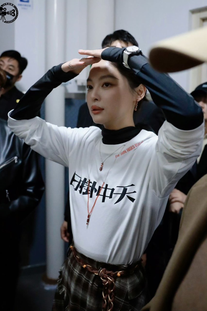 辛芷蕾发礼物把戒指甩飞了笑不活了！辛芷蕾扫楼发礼物，戒指直接甩飞，她那懵圈的反应