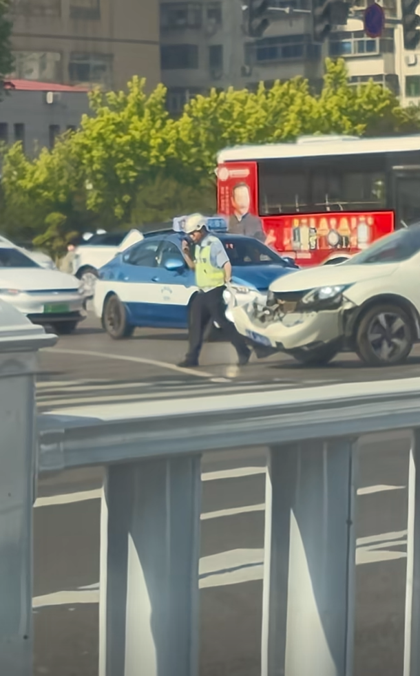 同事:你那边什么情况！交警:我领着车走呢，车嘴唇子掉了