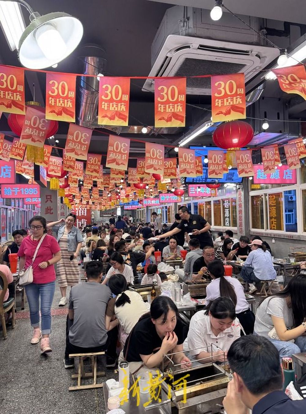 烧烤老店日接两万客 日备四万串 “五一”进淄赶“烤”持续火热