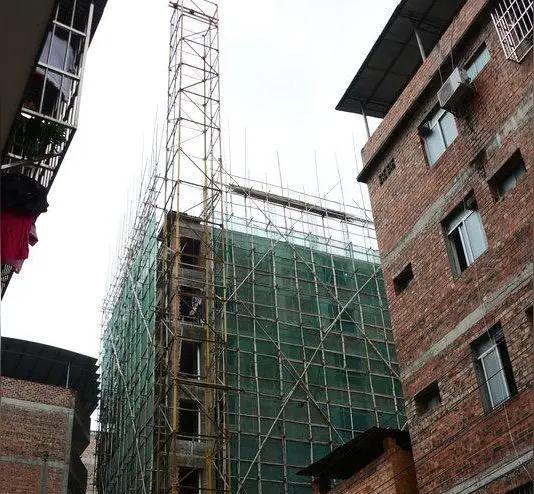 村里要拆迁的消息走路风声，全村互帮互助连夜加盖，开发商只愿意按房屋确权的合法面积