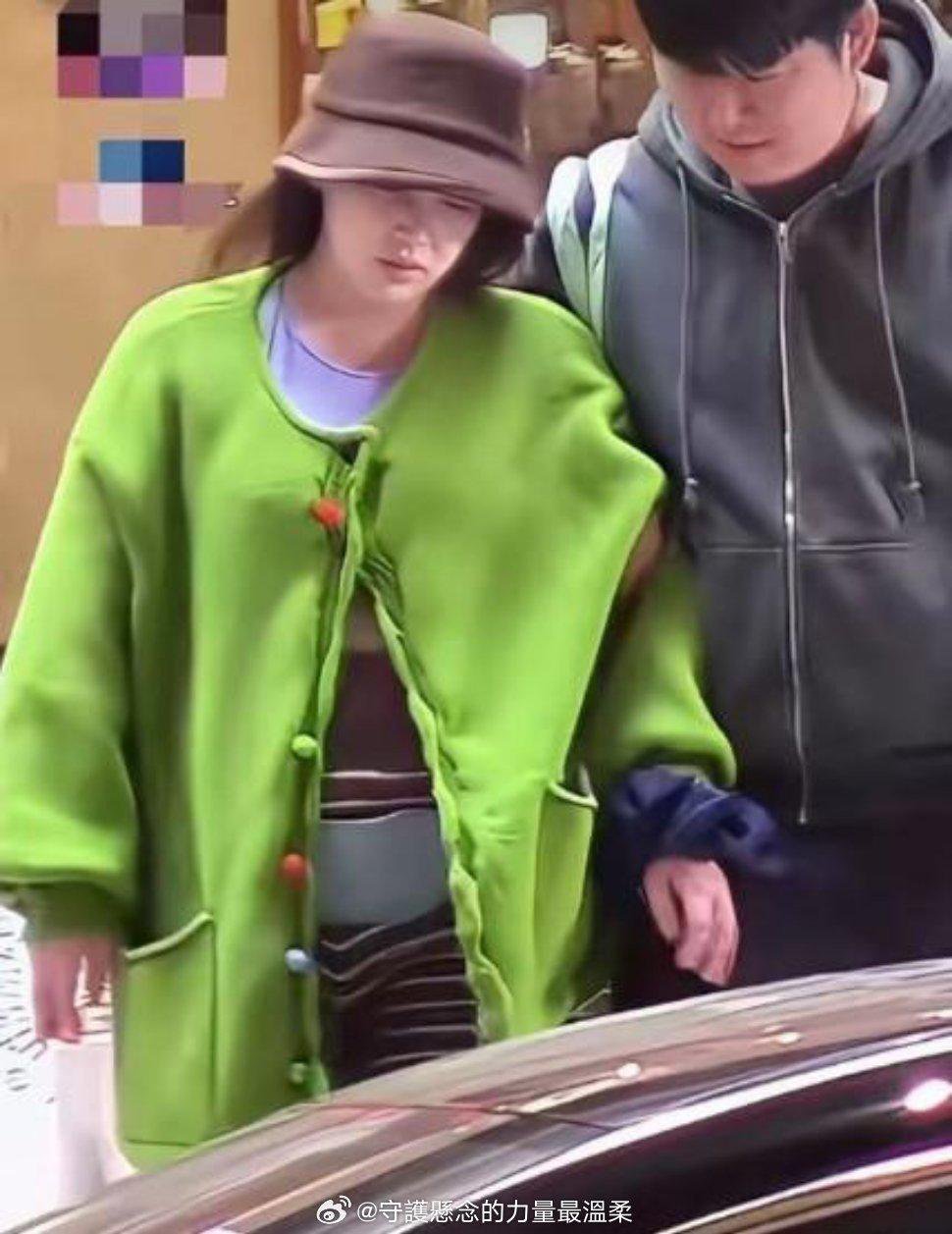 37岁阚清子挺着大肚被老公搀扶着，满脸都是不开心、看着浑身无力……
