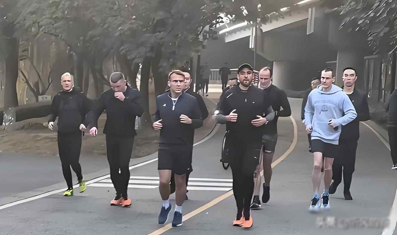 马克龙的中国行意义重大，欧洲对华铁幕已经裂开！最近有个叫“听风的蚕”的牌子，上