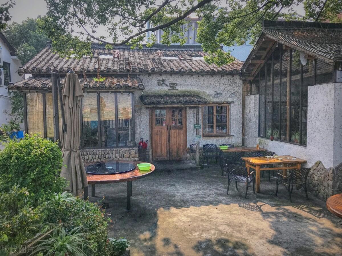 买房与租房，人心投入大不同——世间人居，无非两种境遇：一是置业买房，产权归