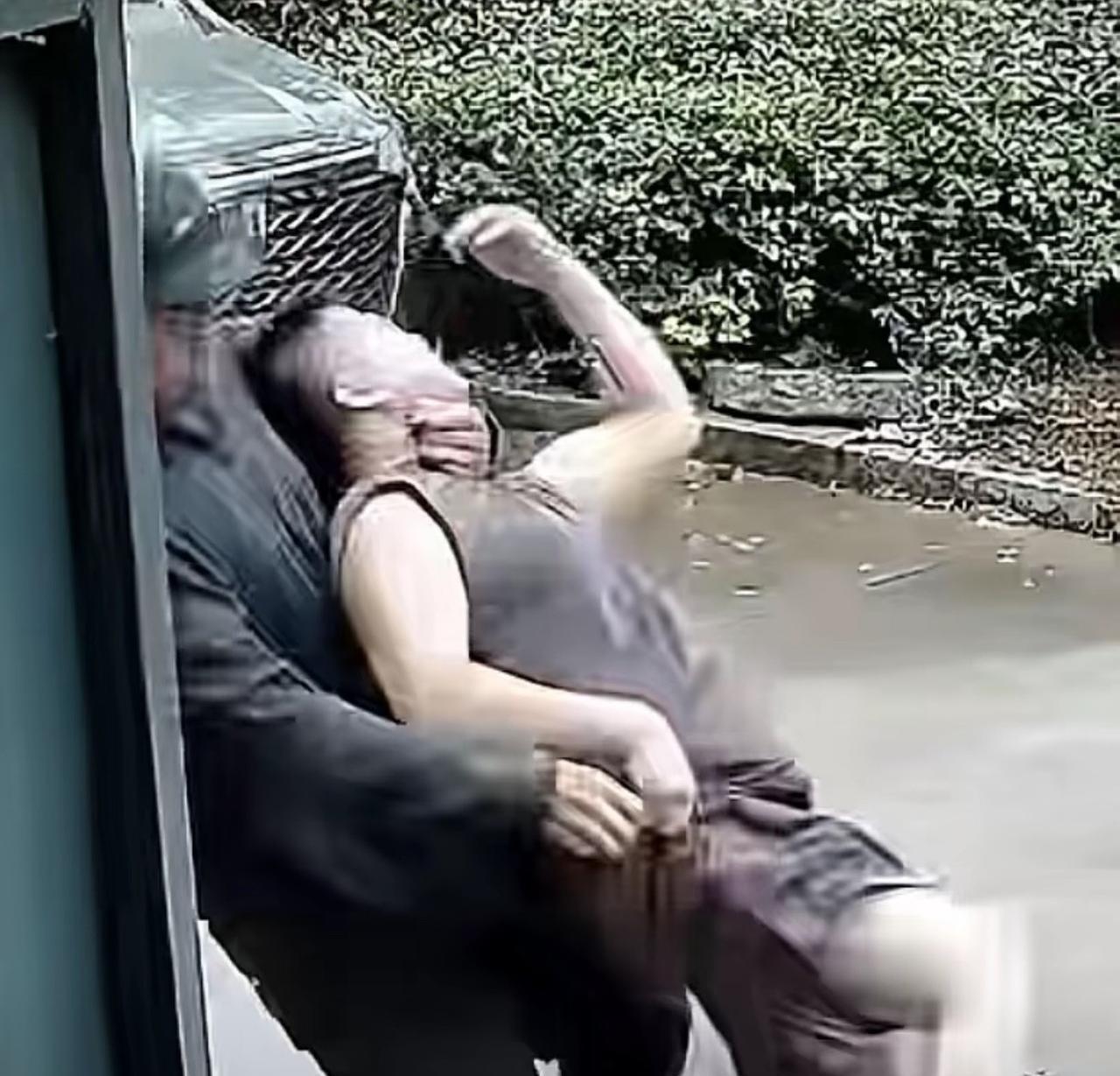 够狠，真下死手，太没有人性了！男子结婚22年发现孩子非亲生事件太令人义愤填膺，