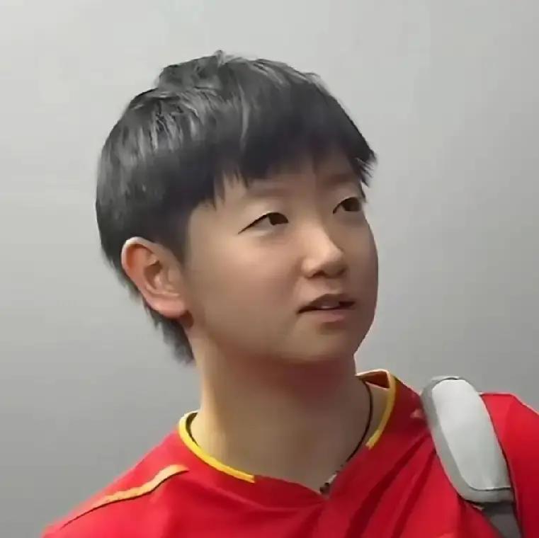 莎莎：世界第一也会关手机昨晚刷到一段采访，孙颖莎被问怎么扛住全网围观。她啃