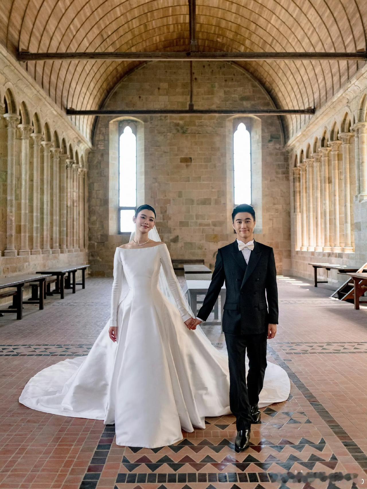 哇哦，好甜蜜呀！甜到晕头转向啦！奚梦瑶与何猷君同步发布婚礼照片，配文“我