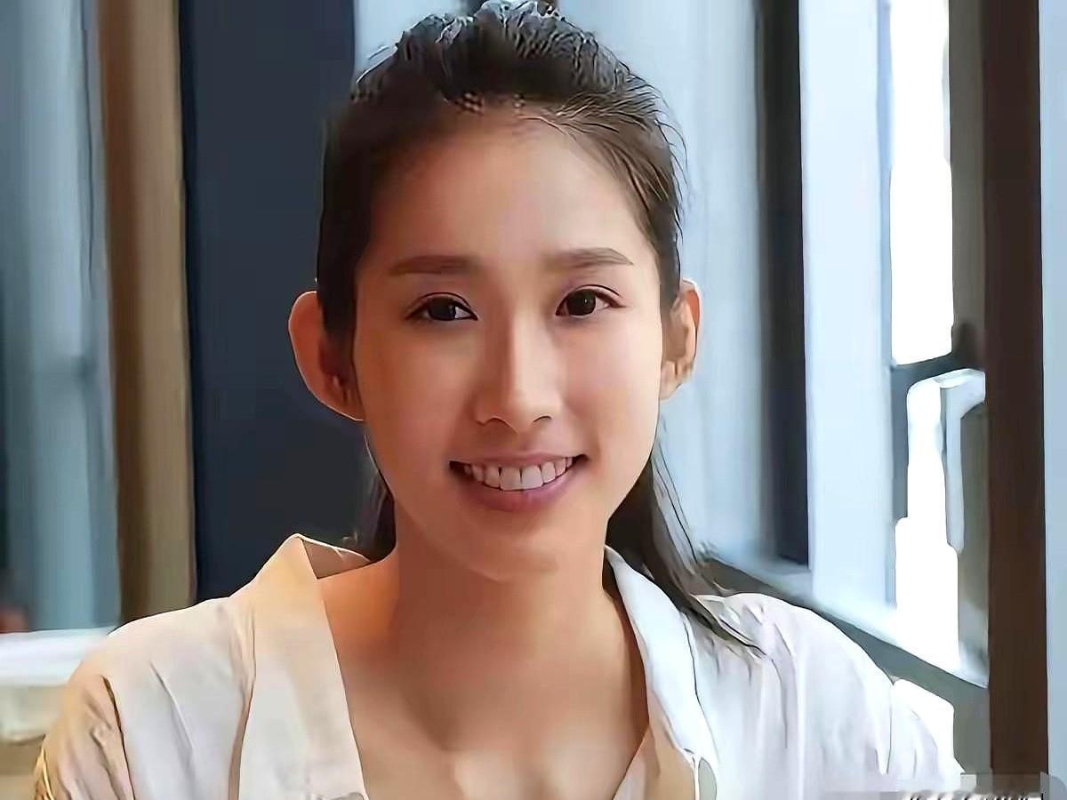 43岁霍启山被曝11月大婚。大家心里那个完美儿媳江旻憓，自己转身去参选了议员。