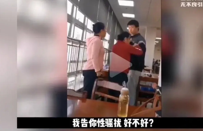 湖北工业大学的这位女副教授在图书馆大声打电话被学生提醒后发疯似的诬告男生性骚扰，