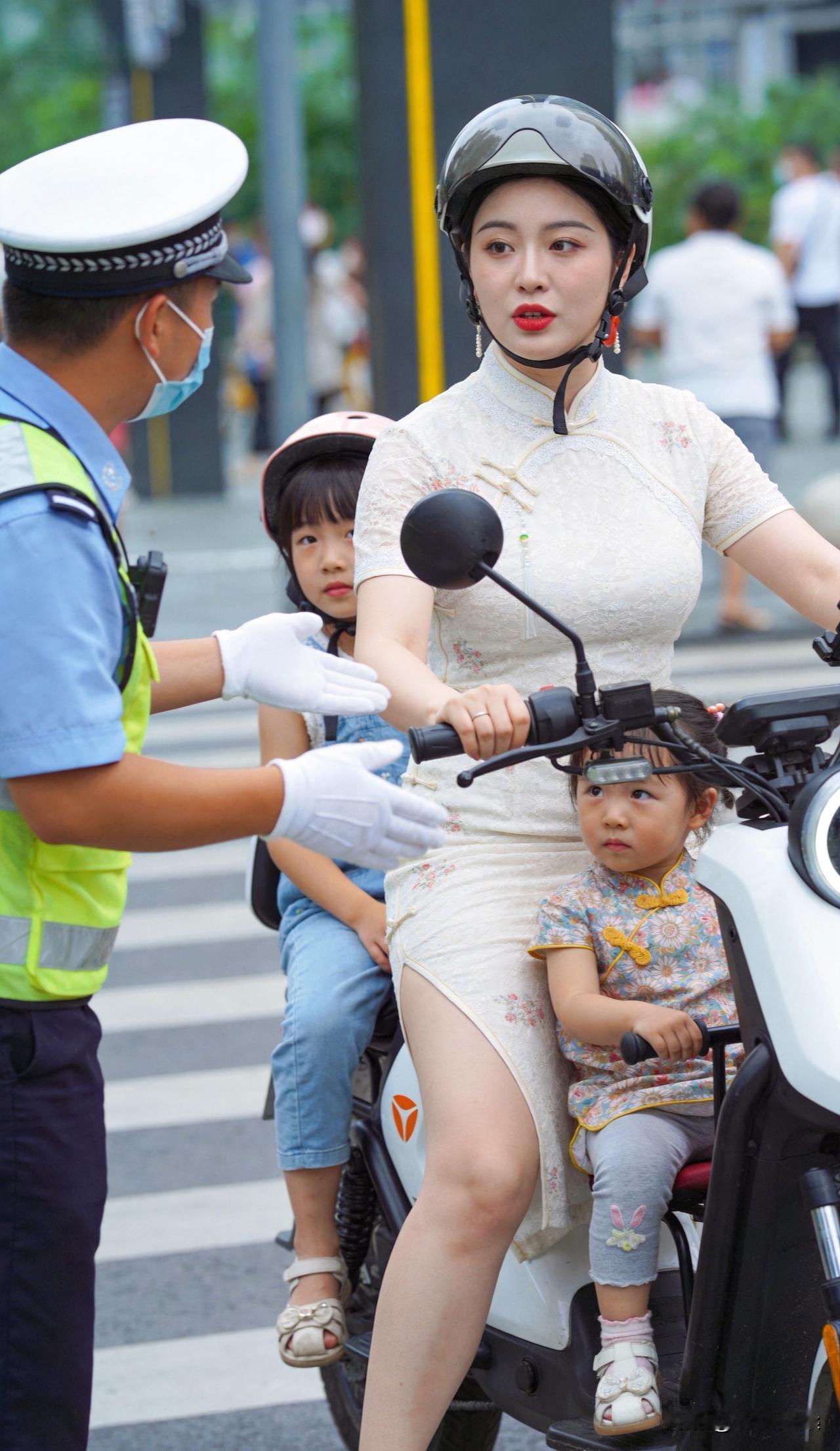 晒图笔记大赛穿旗袍的女人可以骑车吗？