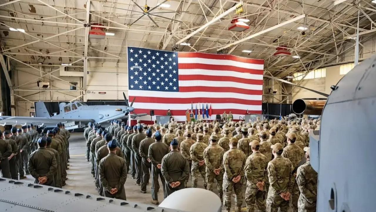 阿联酋出主意，美国当打手？这仗再打下去，美军怕是走不掉了。这仗打了一个多月，现