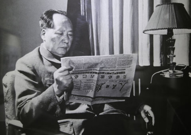 1944年，29岁的战士张思德在烧炭时牺牲，警卫队长想就地掩埋遗体，不料毛主席