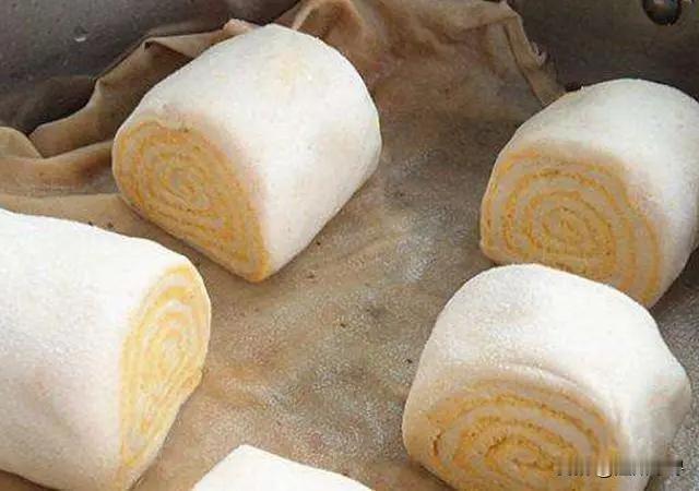 平凉的“金裹银”和“肉夹馍”金裹银是陇东传统粗粮细作馍，白面为