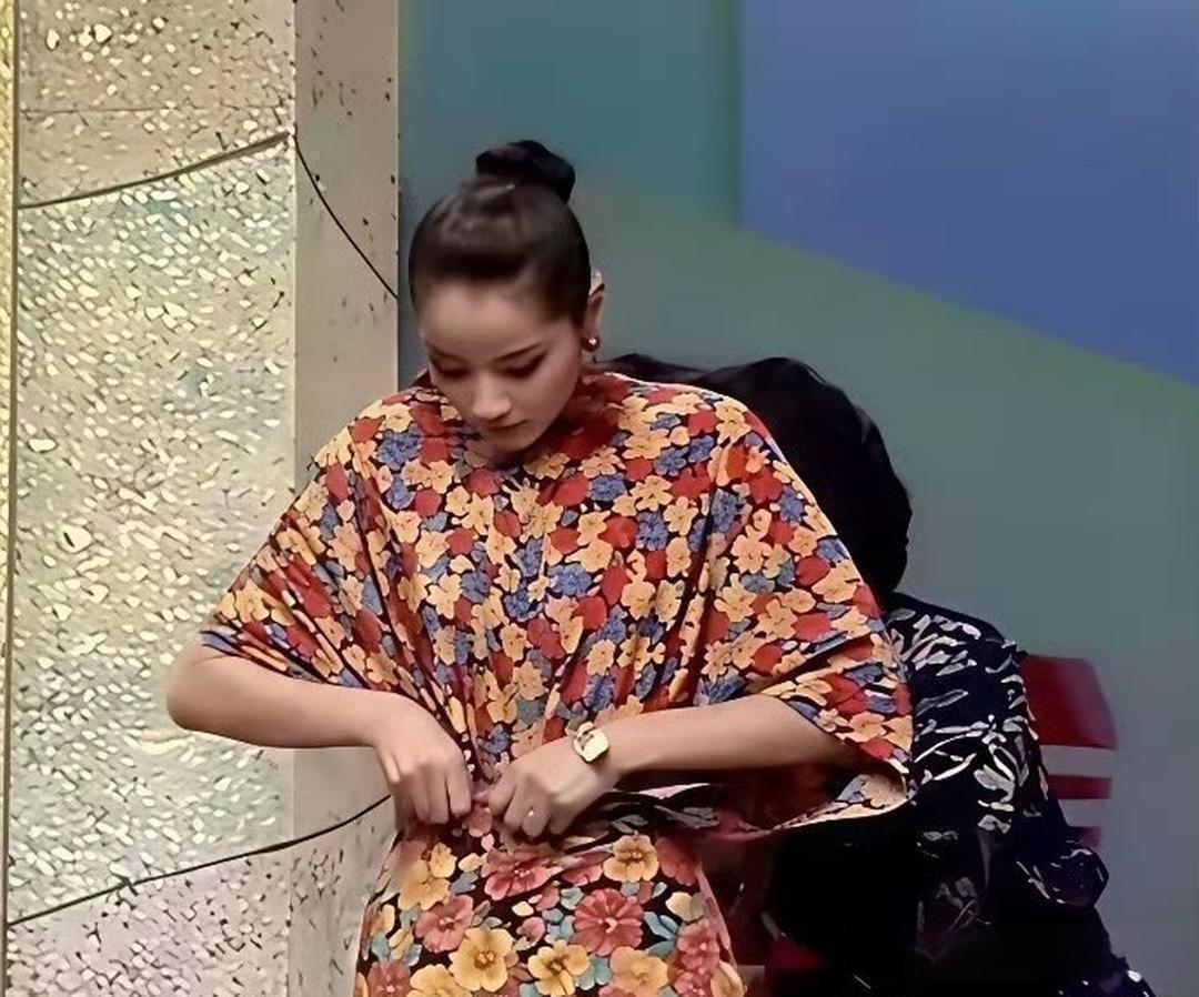 瞿颖第一次上春晚，穿的居然不是成衣，而是三块布料，这真的是“布料最少”的节目了