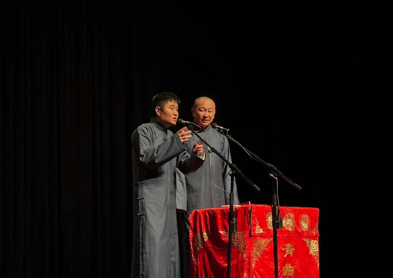 【相声表演艺术家苗阜高调庆祝演出成功，疑似摆脱经营困难的局面！】近日，有网友发