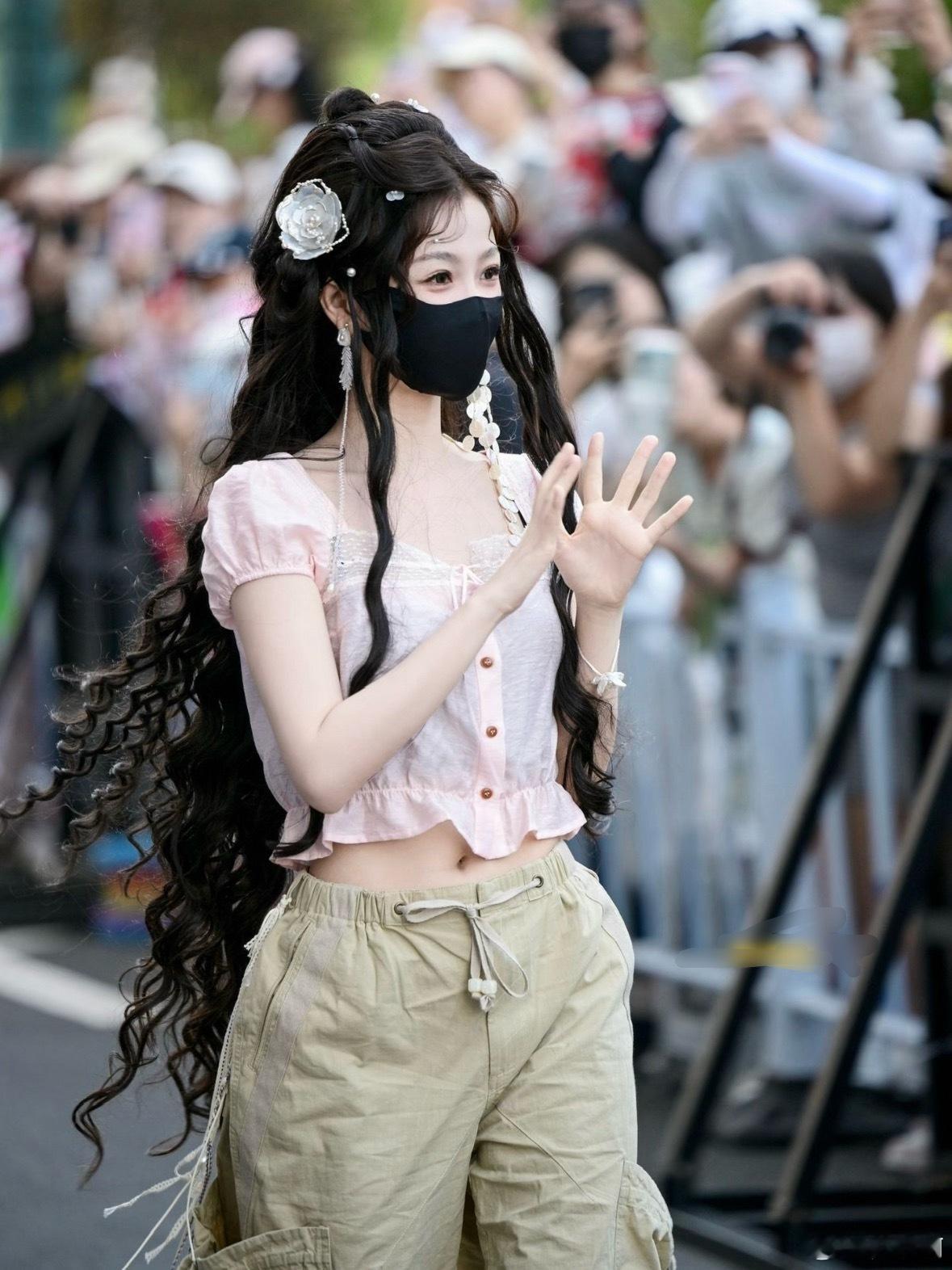 虞书欣给侯明昊拍照路透谁能扛得住路透里虞书欣的颜值！一双灵动小鹿眼水光十足，眉眼