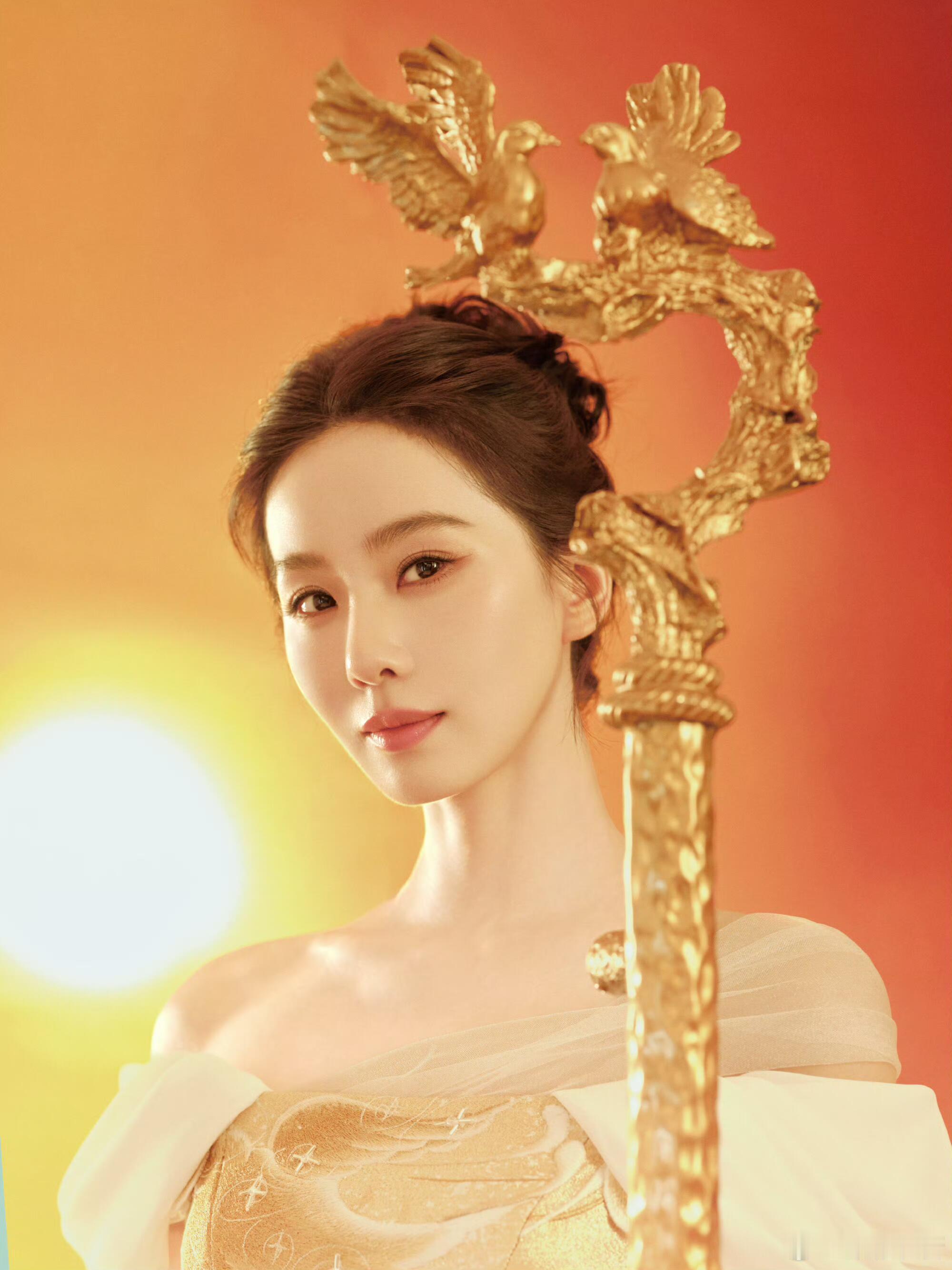 刘诗诗天坛女神刘诗诗仪态万方，举手投足间尽显优雅，礼裙如神鸟羽衣般璀璨夺目！