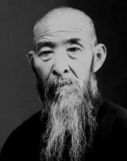 1920年，日本高手板垣一雄挑战孙禄堂，刚交手就被打倒在地，他不服，对准孙禄堂开