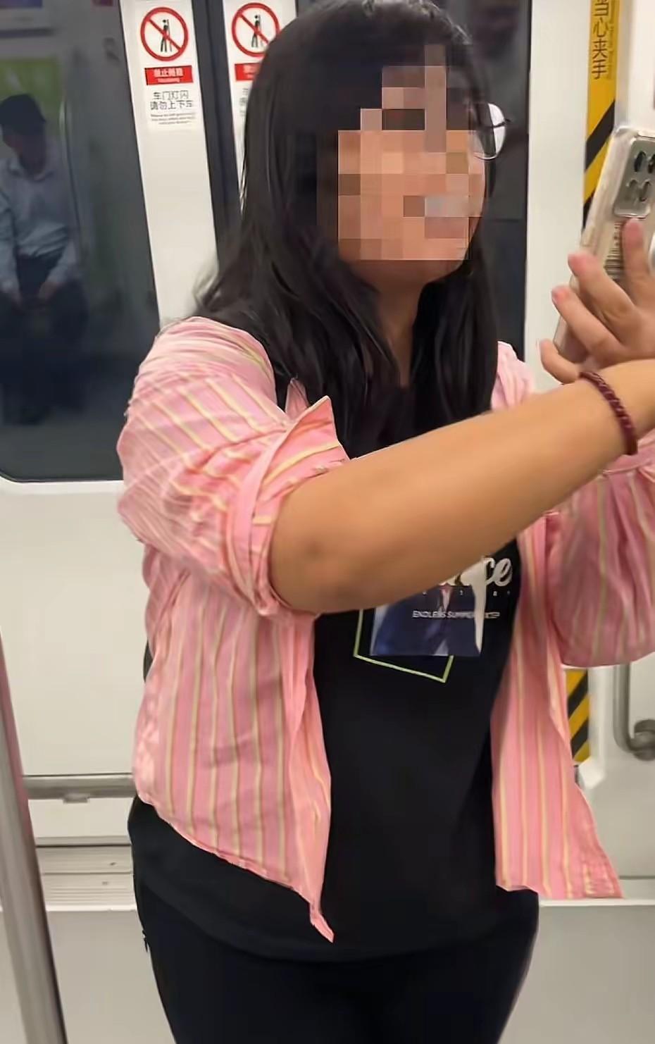 坐地铁聊个天都能被报警？南京鸡鸣寺站一位粉衣女子的操作真是让人大开眼界了！10
