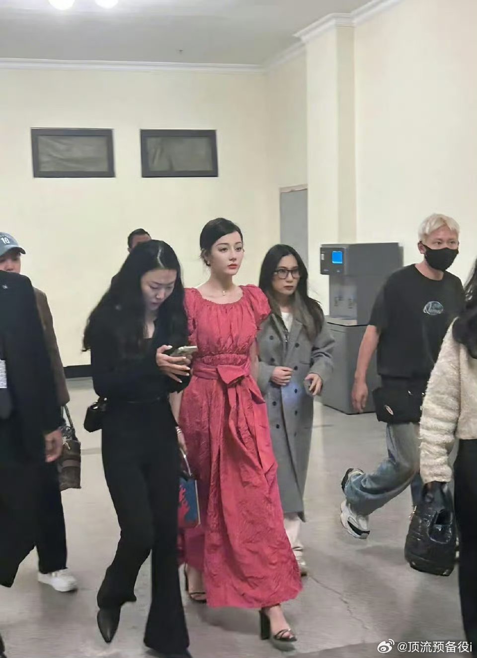 果然女明星都是小头中的小头，迪丽热巴这张生图完全是芭比娃娃照进现实！！​​​
