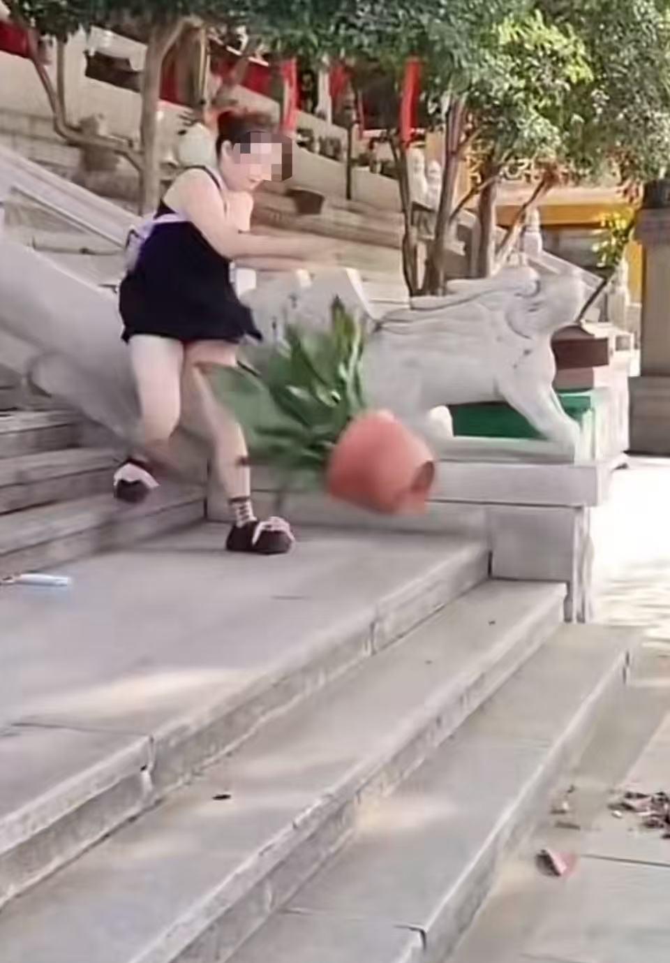 小仙女衣着暴露去寺庙祈福，被拒绝入内，恼羞成怒大闹寺庙！小仙女：“别人都能进，凭
