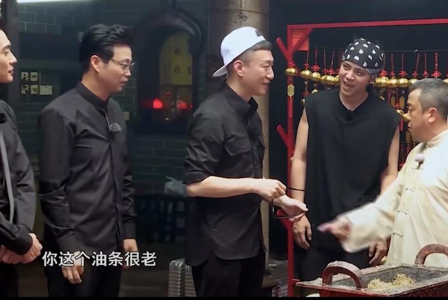 孙红雷：“志伟哥，我笨。”曾志伟：“没有，没有，你这个油条很老。”罗志祥